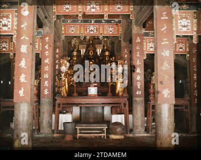 Bô-sôn, Tonkin, Indochine le grand autel à l'intérieur du temple, religion, Habitat, Architecture, Inscription, informations, Statue, Bouddhisme, Bouddha, Temple, chandelier, vue intérieure, tapis, pendaison, autel, Encens, colonne, inscription religieuse ou votive, céramique, architecture religieuse, Indochine, Tonkin, bac-Ninh, de Hanoi à la porte de Chine, l'intérieur de ladite Pagode, le grand autel, Bo-son [temple de], 01/10/1916 - 31/10/1916, occupé, Léon, Léon Busy photographe en Indochine, Autochrome, photo, verre, Autochrome, photo, positif, horizontal, taille 9 x 12 cm Banque D'Images