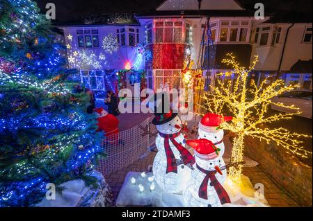 Lower Morden, Surrey, Londres, Royaume-Uni. 17 décembre 2023. De nombreux résidents de Lower Morden Lane décorent l'extérieur de leur maison chaque Noël. Les visiteurs de la rue font un don aux boîtes de collecte locales et l'argent est donné à une très bonne cause locale - l'Hospice St Raphaël. En tant qu’organisme de bienfaisance local, ils s’occupent de 1 personnes sur 4 à Merton et Sutton vivant avec une maladie limitant la vie, et de leurs familles. Plus de 1 000 000 patients et leurs proches bénéficient des soins hospitaliers gratuits exceptionnels qui coûtent 6,5 millions de livres sterling chaque année. Le NHS ne donne que 1,7 million de livres sterling. Crédit : Malcolm Park/Alamy Live ne Banque D'Images