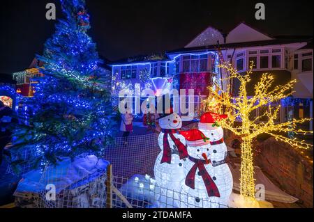 Lower Morden, Surrey, Londres, Royaume-Uni. 17 décembre 2023. De nombreux résidents de Lower Morden Lane décorent l'extérieur de leur maison chaque Noël. Les visiteurs de la rue font un don aux boîtes de collecte locales et l'argent est donné à une très bonne cause locale - l'Hospice St Raphaël. En tant qu’organisme de bienfaisance local, ils s’occupent de 1 personnes sur 4 à Merton et Sutton vivant avec une maladie limitant la vie, et de leurs familles. Plus de 1 000 000 patients et leurs proches bénéficient des soins hospitaliers gratuits exceptionnels qui coûtent 6,5 millions de livres sterling chaque année. Le NHS ne donne que 1,7 million de livres sterling. Crédit : Malcolm Park/Alamy Live ne Banque D'Images