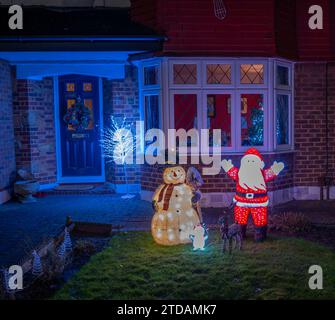 Lower Morden, Surrey, Londres, Royaume-Uni. 17 décembre 2023. De nombreux résidents de Lower Morden Lane décorent l'extérieur de leur maison chaque Noël. Les visiteurs de la rue font un don aux boîtes de collecte locales et l'argent est donné à une très bonne cause locale - l'Hospice St Raphaël. En tant qu’organisme de bienfaisance local, ils s’occupent de 1 personnes sur 4 à Merton et Sutton vivant avec une maladie limitant la vie, et de leurs familles. Plus de 1 000 000 patients et leurs proches bénéficient des soins hospitaliers gratuits exceptionnels qui coûtent 6,5 millions de livres sterling chaque année. Le NHS ne donne que 1,7 million de livres sterling. Crédit : Malcolm Park/Alamy Live ne Banque D'Images