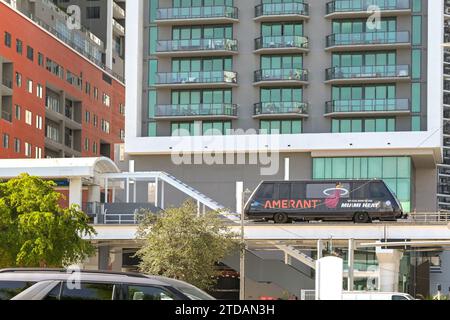 Miami, Floride, États-Unis - 5 décembre 2023 : train sur le système de métro léger Metromover quittant une gare. Le système tourne autour du centre-ville de Miami. Banque D'Images