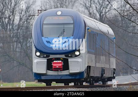 Train local régional de l'entreprise publique Ceske drahy - chemins de fer tchèques. Principal opérateur ferroviaire de la République tchèque. Banque D'Images