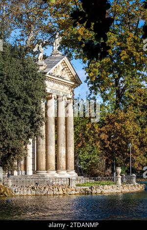 Temple d'Aesculapius ancienne vue sur le lac de Villa Borghese à Rome Italie Banque D'Images