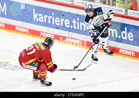 Eishockey DEL - Düsseldorfer EG vs Iserlohn Roosters am 17.11.2023 im PSD Bank Dome in Düsseldorf Iserlohns Tyler Boland (Nr.10) gegen Düsseldorfs Brendan O`Donnell (Nr.21) Foto : osnapix Banque D'Images