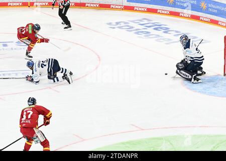 Eishockey DEL - Düsseldorfer EG vs Iserlohn Roosters am 17.11.2023 im PSD Bank Dome in Düsseldorf Düsseldorfs Kevin Clark (Nr.11) prüft Iserlohns Torhüter Kevin Reich (Nr.35) Foto : osnapix Banque D'Images