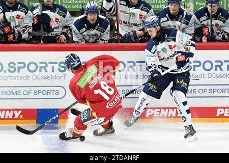 Eishockey DEL - Düsseldorfer EG vs Iserlohn Roosters am 17.11.2023 im PSD Bank Dome in Düsseldorf Iserlohns Tyler Boland (Nr.10) gegen Düsseldorfs Kenny Agostino (Nr.18) Foto : osnapix Banque D'Images