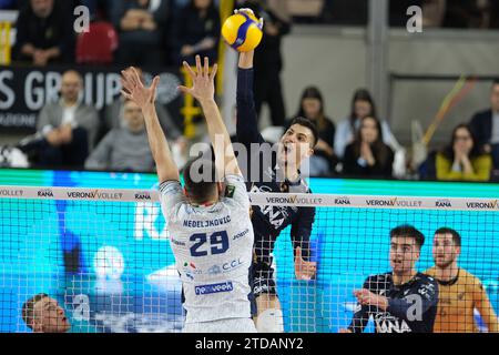 Vérone, Italie. 17 décembre 2023. Spike d'Aleks Grozdanov de Rana Verona lors du match entre Rana Verona et Cisterna volley, saison régulière du Championnat d'Italie SuperLega 2023/2024, au Pala AGSM-AIM à Vérone, Italie, le 17 décembre 2023. Crédit : Agence photo indépendante/Alamy Live News Banque D'Images