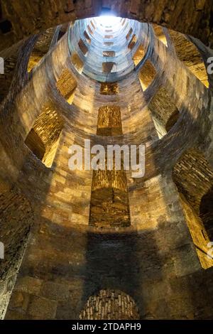 Célèbre puits de Saint Patrick à Orvieto Italie personne illuminé Banque D'Images