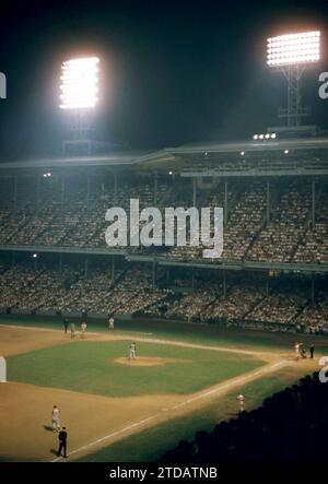 PHILADELPHIE, PA - 13 AOÛT : vue générale lors d'un match de nuit avec les Pirates de Pittsburgh et les Phillies de Philadelphie le 13 août 1958 au Shibe Park à Philadelphie, Pennsylvanie. (Photo de Hy Peskin) Banque D'Images