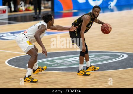 Ludwigsburg, Deutschland. 17 décembre 2023. Jaren Lewis (MHP Riesen Ludwigsburg, #08), GER, MHP Riesen Ludwigsburg vs Syntainics MBC, Basketball, Bundesliga, easycredit BBL, 11. Spieltag, Spielzeit 2023/2024, 17.12.2023, photo : Eibner-Pressefoto/Sascha Walther crédit : dpa/Alamy Live News Banque D'Images