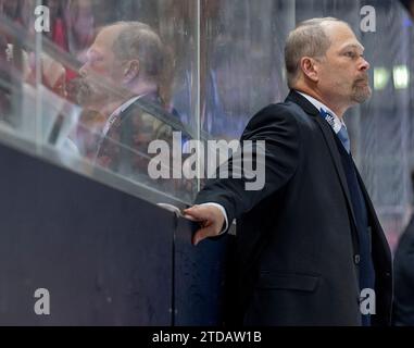 Muenchen, Deutschland. 17 décembre 2023. Steve Walker (Chef-entraîneur, Schwenninger Wild Wings) avec Spiegelbild im Plexiglas. EHC Red Bull Muenchen gegen Schwenninger Wild Wings, Eishockey, DEL, 28. Spieltag, saison 2023/2024, 17.12.2023. Photo : Eibner-Pressefoto/Heike Feiner crédit : dpa/Alamy Live News Banque D'Images