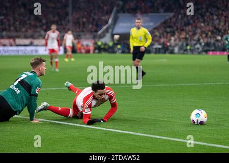 Munich, Allemagne. 17 décembre 2023. Maximilian Mittelstaedt (VfB Stuttgart, #07) Foult Jamal Musiala (FC Bayern Muenchen, #42) FC Bayern Muenchen vs. VfB Stuttgart, Fussball, Herren, 1. Bundesliga, 15. Spieltag, saison 23/24, GER, 17.12.2023, LES RÈGLEMENTS DFL/DFB INTERDISENT TOUTE UTILISATION DE PHOTOGRAPHIES COMME SÉQUENCES D'IMAGES ET/OU QUASI-VIDÉO, Foto : Eibner-Pressefoto/Wolfgang Frank crédit : dpa/Alamy Live News Banque D'Images