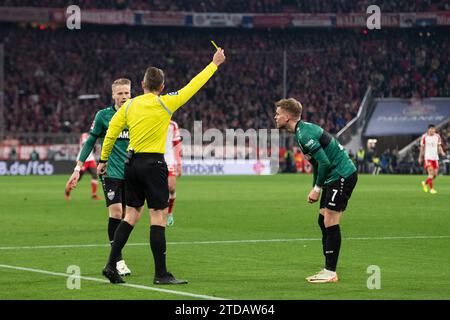 Munich, Allemagne. 17 décembre 2023. Schiedsrichter Tobias Stieler zeigt Maximilian Mittelstaedt (VfB Stuttgart, #07) die gelbe Karte nach dem Foul an Jamal Musiala (FC Bayern Muenchen, #42) FC Bayern Muenchen vs. VfB Stuttgart, Fussball, Herren, 1. Bundesliga, 15. Spieltag, saison 23/24, GER, 17.12.2023, LES RÈGLEMENTS DFL/DFB INTERDISENT TOUTE UTILISATION DE PHOTOGRAPHIES COMME SÉQUENCES D'IMAGES ET/OU QUASI-VIDÉO, Foto : Eibner-Pressefoto/Wolfgang Frank crédit : dpa/Alamy Live News Banque D'Images