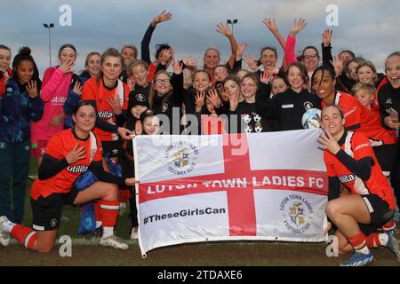 Luton Town Ladies FC célèbre la victoire de l'Adobe Women's FA Cup TIE ...