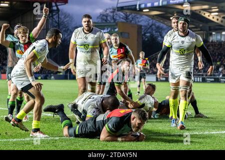 Le deuxième rameur remplaçant Irne Herbst franchit la ligne pour Harlequins à la dernière minute de la première mi-temps dans leur match de tour 2 de la coupe des Champions Investec au Stoop contre le Stade Toulousain. Banque D'Images