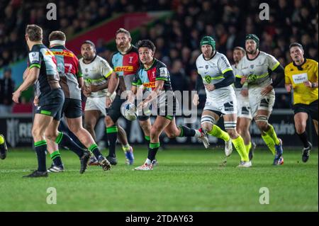 La demi-mouche d'Harlequin, Marcus Smith, passe au centre de remplacement Jarod Evans lors du match de la coupe des Champions Investec à la ronde 2 contre le Stade Toulousain au Stoop à Twickenham. Banque D'Images