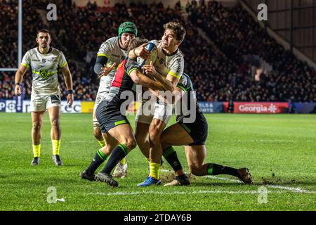 Antoine Dupont est attaqué par la prostituée d'Harlequin, Jack Walker et Oscar Beard, arrêtant les mètres internationaux français de la ligne d'essai lors d'un affrontement du deuxième tour de la coupe des Champions Investec au Stoop à Twickenham. Banque D'Images