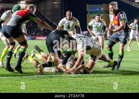 L'hélice de remplacement du Stade Toulousain, Rodrigue Neti s'écrase sur la ligne d'essai à la 75e minute. L'essai a été converti par Thomas Ramos pour prendre l'équipe française visiteuse à une avance de 19-42 dans le match de la coupe des Champions Investec tour 2 au Stoop. Banque D'Images