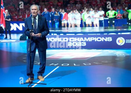 Hassan Moustafa, président de l'IHF, lors de la cérémonie de remise des médailles après la finale du Championnat du monde de handball féminin de l'IHF entre la France et la Norvège à Jyske Bank Boxen à Herning, Danemark, le dimanche 17 décembre 2023 Banque D'Images