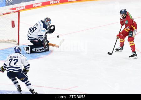 Eishockey DEL - Düsseldorfer EG vs Iserlohn Roosters am 17.11.2023 im PSD Bank Dome in Düsseldorf Save von Iserlohns Torhüter Kevin Reich (Nr.35) gegen Düsseldorfs Philip Gogulla (Nr.87) Foto : osnapix Banque D'Images