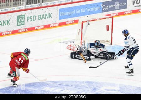 Eishockey DEL - Düsseldorfer EG vs Iserlohn Roosters am 17.11.2023 im PSD Bank Dome in Düsseldorf Save von Iserlohns Torhüter Kevin Reich (Nr.35) gegen Düsseldorfs Kevin Clark (Nr.11) Foto : osnapix Banque D'Images