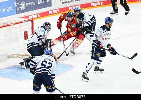 Eishockey DEL - Düsseldorfer EG vs Iserlohn Roosters am 17.11.2023 im PSD Bank Dome in Düsseldorf Torchance für Düsseldorfs Luis Üffing (Nr.42) gegen Iserlohns Torhüter Kevin Reich (Nr.35) Foto : osnapix Banque D'Images