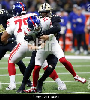La Nouvelle-Orléans, États-Unis. 17 décembre 2023. New Orleans Saints Defensive end Carl Granderson (96) Sacks New York Giants quarterback Tommy DeVito (15) au Caesars Superdome à la Nouvelle-Orléans le dimanche 17 décembre 2023. Photo AJ Sisco/UPI crédit : UPI/Alamy Live News crédit : UPI/Alamy Live News Banque D'Images