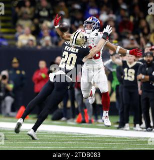 La Nouvelle-Orléans, États-Unis. 17 décembre 2023. Saquon Barkley (26), le rentrant des Giants de New York, fait une passe alors que Pete Werner (20), le linebacker des Saints de la Nouvelle-Orléans, tente de dévier le ballon au Caesars Superdome de la Nouvelle-Orléans le dimanche 17 décembre 2023. Photo AJ Sisco/UPI crédit : UPI/Alamy Live News crédit : UPI/Alamy Live News Banque D'Images
