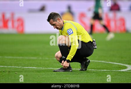 Munich, Allemagne. 17 décembre 2023. Schiedsrichter arbitre Tobias Stieler bindet sich die Schuhe Stiefel FC Bayern Muenchen vs. VfB Stuttgart, Fussball, Bundesliga, Spieltag 15, saison 2023/2024, 17.12.2023 LA RÉGLEMENTATION DFL INTERDIT TOUTE UTILISATION DE PHOTOGRAPHIES COMME SÉQUENCES D'IMAGES ET/OU QUASI-VIDÉO Foto : Eibner-Pressefoto/Michael Weber crédit : dpa/Alamy Live News Banque D'Images