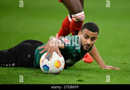 Munich, Allemagne. 17 décembre 2023. Josha Vagnoman VfB Stuttgart (04) nimmt ball mit der Hand FC Bayern Muenchen vs. VfB Stuttgart, Fussball, Bundesliga, Spieltag 15, saison 2023/2024, 17.12.2023 LA RÉGLEMENTATION DFL INTERDIT TOUTE UTILISATION DE PHOTOGRAPHIES COMME SÉQUENCES D'IMAGES ET/OU QUASI-VIDÉO Foto : Eibner-Pressefoto/Michael Weber crédit : dpa/Alamy Live News Banque D'Images