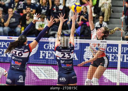 Chieri, Italie. 17 décembre 2023. Madison Kubik de S.Bernardo Cuneo en action lors de la Serie A1 Femminile entre Reale Mutua Fenera Chieri '76 et Honda Olivero S.Bernardo Cuneo à PalaFenera, Chieri (TO) lors de la Reale Mutua Fenera Chieri 76 vs Cuneo Granda volley, Volleyball Italian Serie A1 Women Match à Chieri, Italie, décembre 17 2023 crédit: Agence photo indépendante/Alamy Live News Banque D'Images