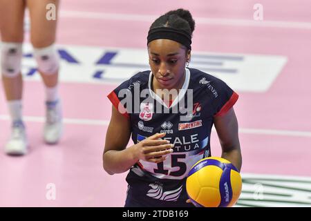 Chieri, Italie. 17 décembre 2023. Loveth Omoruyi de Chieri '76 pendant la Serie A1 Femminile entre Reale Mutua Fenera Chieri '76 et Honda Olivero S.Bernardo Cuneo à PalaFenera, Chieri (TO) pendant la Reale Mutua Fenera Chieri 76 vs Cuneo Granda volley, Volleyball Italian Serie A1 Women Match à Chieri, Italie, décembre 17 2023 Credit: Agence photo indépendante/Alamy Live News Banque D'Images