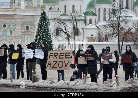 Une chaîne humaine avec des banderoles se tient sur la place Sophia devant le sapin de Noël principal de l'Ukraine pour soutenir les prisonniers de guerre ukrainiens le 17 décembre 2023 à Kiev, en Ukraine. Crédit : SOPA Images Limited/Alamy Live News Banque D'Images