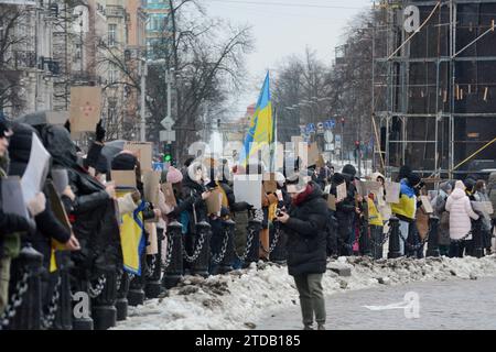 Une chaîne humaine avec des banderoles se tient sur la place Sophia pour soutenir les prisonniers de guerre ukrainiens le 17 décembre 2023 à Kiev, en Ukraine. Crédit : SOPA Images Limited/Alamy Live News Banque D'Images