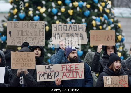 Une chaîne humaine avec des banderoles se tient sur la place Sophia devant le sapin de Noël principal de l'Ukraine pour soutenir les prisonniers de guerre ukrainiens le 17 décembre 2023 à Kiev, en Ukraine. Crédit : SOPA Images Limited/Alamy Live News Banque D'Images