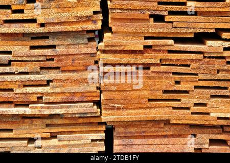 Texture abstraite du bois de shakes de cèdre, un matériau de toiture dans une cour de bois. Banque D'Images