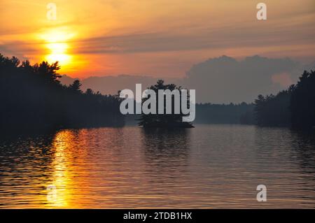 Un autre magnifique coucher de soleil à Muskoka, en Ontario, une destination de vacances d'été de luxe et un pays de chalets pour les résidents de Toronto. Banque D'Images