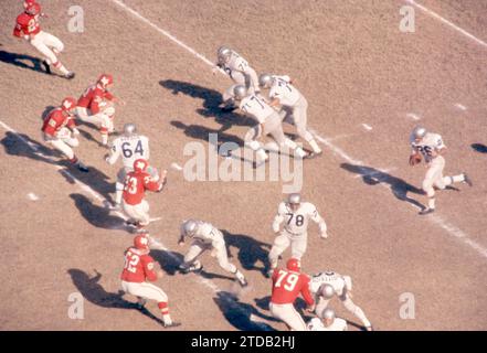 DALLAS, TX - 12 NOVEMBRE : Dewey Bohling #26 des Bills de Buffalo court avec le ballon lors d'un match de l'AFL contre les Texans de Dallas le 12 novembre 1961 au Cotton Bowl à Dallas, Texas. (Photo de Hy Peskin) *** Légende locale *** Dewey Bohling Banque D'Images