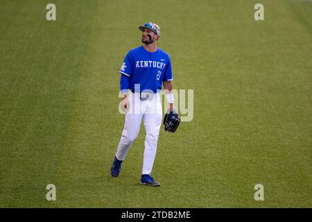 Ryan Waldschmidt, joueur de terrain des Wildcats du Kentucky, se tient sur le terrain lors du match de baseball n°13 Kentucky vs Texas A&M le samedi 22 avril 2023 Banque D'Images