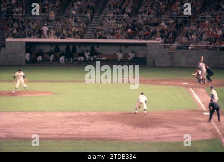 SAN FRANCISCO, CA - 31 MAI : le lanceur Stu Miller #37 des Giants de San Francisco livre le terrain à Ernie Banks #14 des Cubs de Chicago lors d'un match MLB le 31 mai 1960 au Candlestick Park à San Francisco, en Californie. (Photo de Hy Peskin) *** Légende locale *** Stu Miller;Ernie Banks Banque D'Images