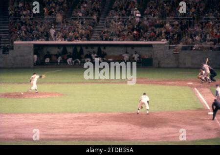 SAN FRANCISCO, CA - 31 MAI : le lanceur Stu Miller #37 des Giants de San Francisco livre le terrain à Ernie Banks #14 des Cubs de Chicago lors d'un match MLB le 31 mai 1960 au Candlestick Park à San Francisco, en Californie. (Photo de Hy Peskin) *** Légende locale *** Stu Miller;Ernie Banks Banque D'Images