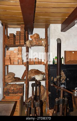 Enkhuizen, pays-Bas. 28 octobre 2023.l'intérieur d'une ancienne usine de cigares. . Photo de haute qualité Banque D'Images