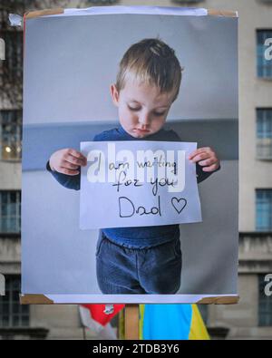 Londres, Royaume-Uni. 17 décembre 2023. Une pancarte montre un enfant attendant son père. Les partisans de l'Ukraine se rassemblent sur Whitehall. La manifestation d'aujourd'hui porte sur la libération des "défenseurs d'Azovstal", des soldats ukrainiens qui ont défendu Azovstal à Marioupol et qui sont devenus prisonniers de guerre russes lors de la reddition d'Azovstal. Crédit : Imageplotter/Alamy Live News Banque D'Images