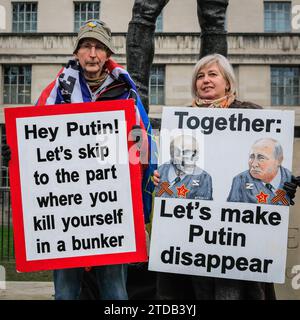 Londres, Royaume-Uni. 17 décembre 2023. Les partisans de l'Ukraine se rassemblent sur Whitehall. La manifestation d'aujourd'hui porte sur la libération des "défenseurs d'Azovstal", des soldats ukrainiens qui ont défendu Azovstal à Marioupol et qui sont devenus prisonniers de guerre russes lors de la reddition d'Azovstal. Crédit : Imageplotter/Alamy Live News Banque D'Images