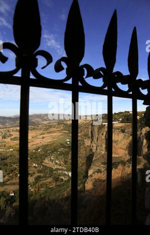 Vue sur la vallée environnante et les collines de la Serrania de Ronda, Malaga, du point de vue Maria Auxiliadora Banque D'Images