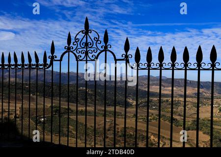 Vue sur la vallée environnante et les collines de la Serrania de Ronda, Malaga, du point de vue Maria Auxiliadora Banque D'Images