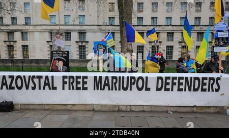 Londres, Royaume-Uni. 17 décembre 2023. Les partisans de l'Ukraine se rassemblent sur Whitehall. La manifestation d'aujourd'hui porte sur la libération des "défenseurs d'Azovstal", des soldats ukrainiens qui ont défendu Azovstal à Marioupol et qui sont devenus prisonniers de guerre russes lors de la reddition d'Azovstal. Crédit : Imageplotter/Alamy Live News Banque D'Images
