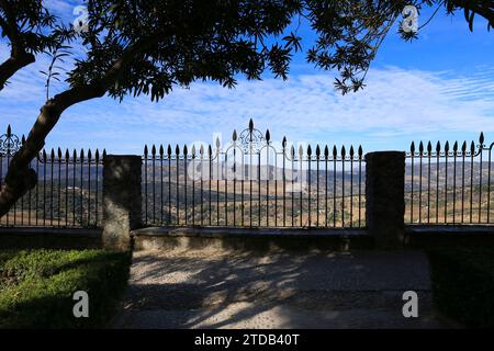 Vue sur la vallée environnante et les collines de la Serrania de Ronda, Malaga, du point de vue Maria Auxiliadora Banque D'Images