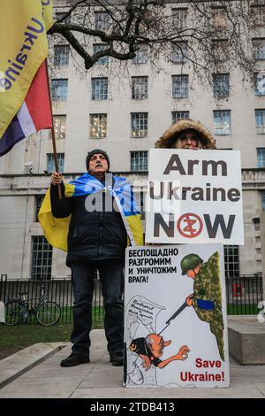 Londres, Royaume-Uni. 17 décembre 2023. Les partisans de l'Ukraine se rassemblent sur Whitehall. La manifestation d'aujourd'hui porte sur la libération des "défenseurs d'Azovstal", des soldats ukrainiens qui ont défendu Azovstal à Marioupol et qui sont devenus prisonniers de guerre russes lors de la reddition d'Azovstal. Crédit : Imageplotter/Alamy Live News Banque D'Images
