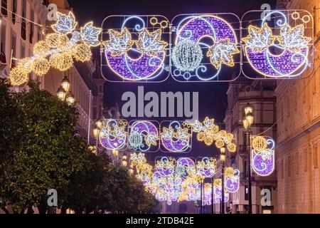 Décoration de lumières de Noël dans Constitution Avenue, Avenida de la Constitucion, autour de la cathédrale de Séville au temps de noël, foyer sélectif avec foyer Banque D'Images